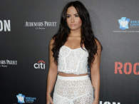 Demi Lovato w pięknej białej sukni